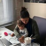 Mère entrepreneure en train de travailler avec son enfant sur les genoux