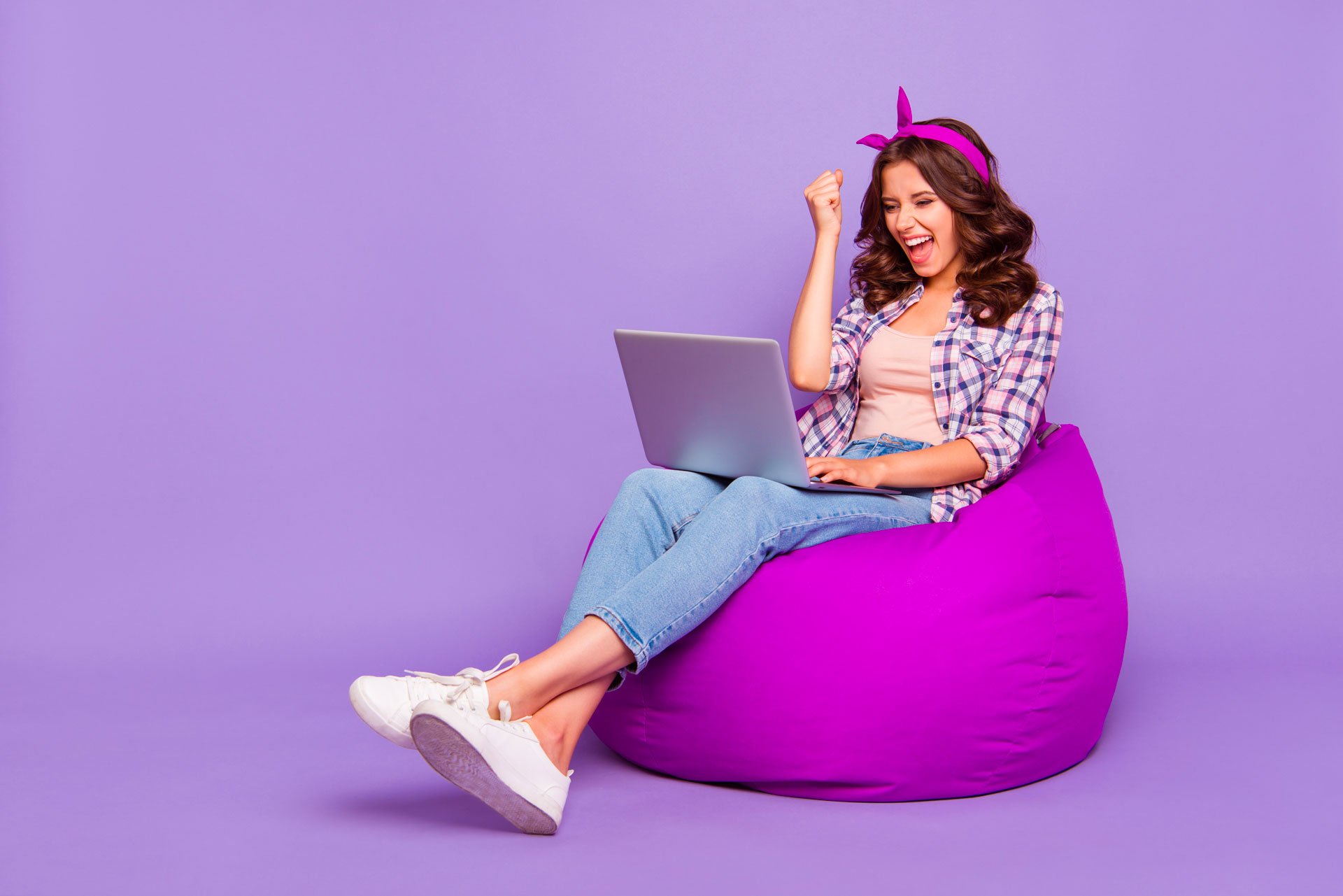MOZ_Fond-violet_Femme-pouf-ordinateur-reussite_BD