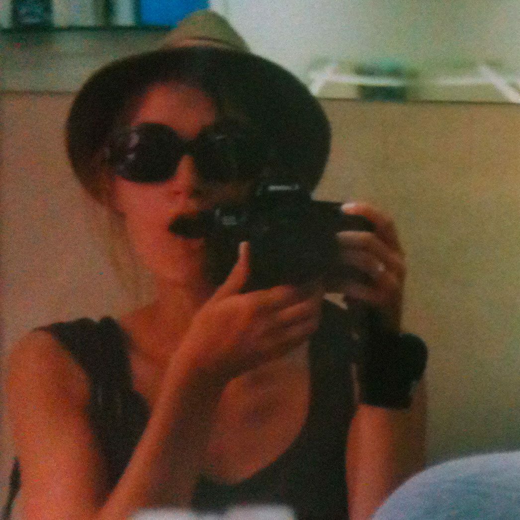 Melanie Özgenler autoportrait photographique dans le miroir
