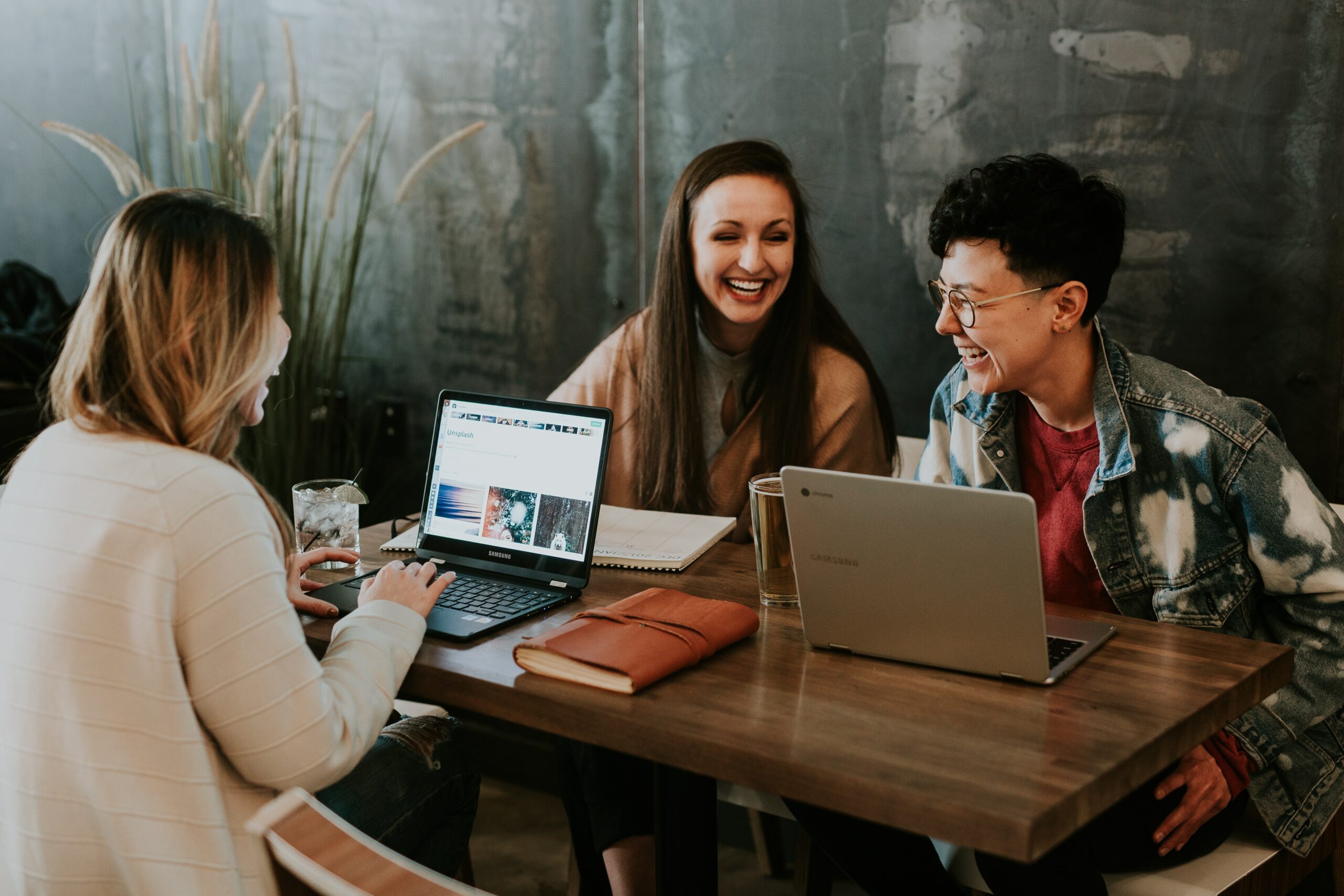 Reseau-entrepreneurs_brooke-cagle-g1Kr4Ozfoac-unsplash reseau d’entrepreneurs femmes qui rient ensemble